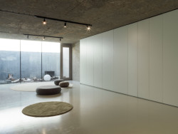 Škola z/lomu u Kamenné Lhoty, a69: Interiérem světlo plyne přirozeně, příčky jsou hlavně skleněné, jiné tvoří nábytkové stěny.