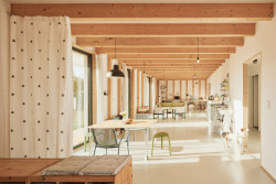 Uvnitř je hned patrné, že jde o dřevostavbu. (Chytrý dům v Dobříši, 0,5 Studio)