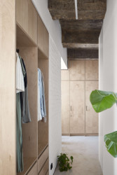 Chytře rozmístěný vestavěný nábytek vytváří v bytě útulná zákoutí. (Rekonstrukce bytu Hradešínská, Ateliér Důmysl)