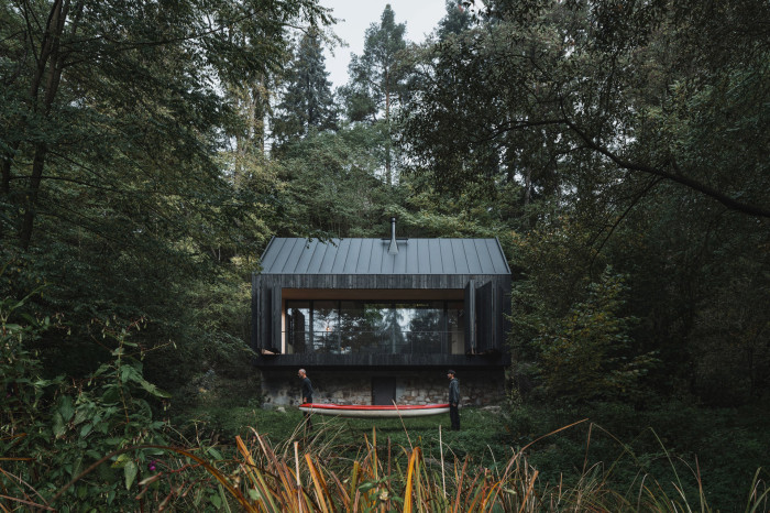 Původní chata u Sázavy se proměnila v moderní úkryt mezi lesy a skalami (Chata u Sázavy mezi skálou a řekou; Mimosa Architekti)