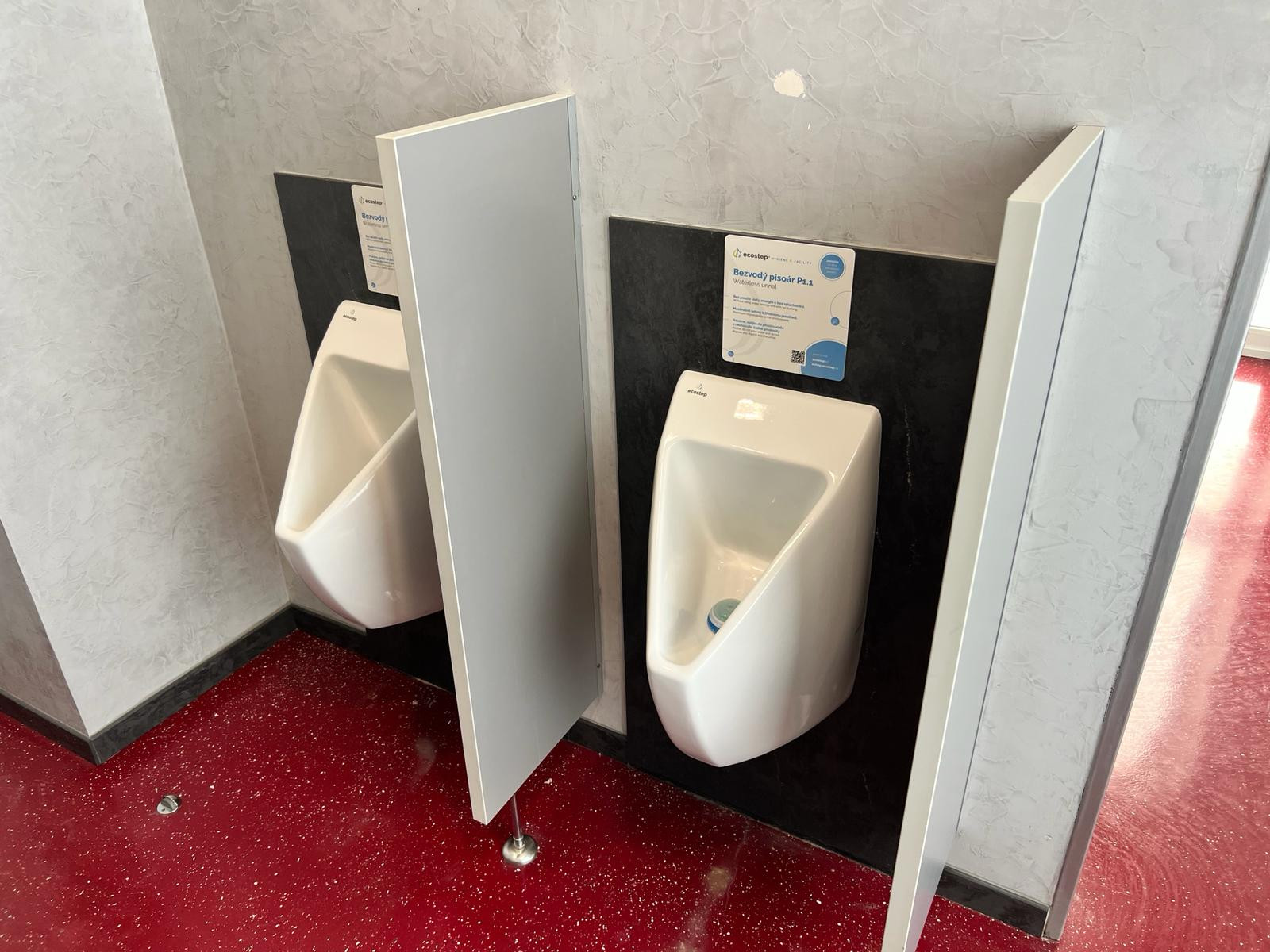 Univerzita Palackého v Olomouci má na svých toaletách nově moderní bezvodé pisoáry a energeticky úsporné osoušeče rukou, které dodala společnost EcoStep.