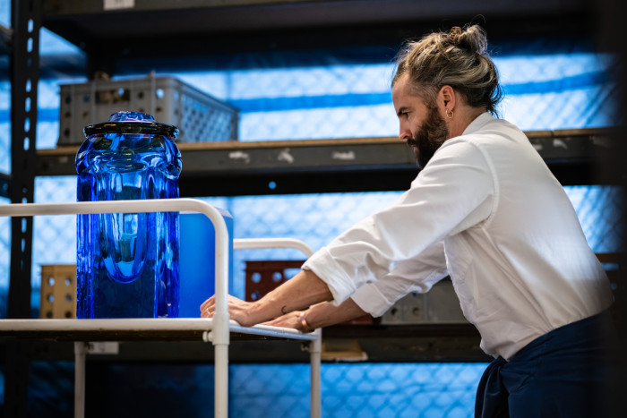 Česká sklárna Moser představuje první dílo uměleckého ředitele Jana Plecháče - vázu Abyss