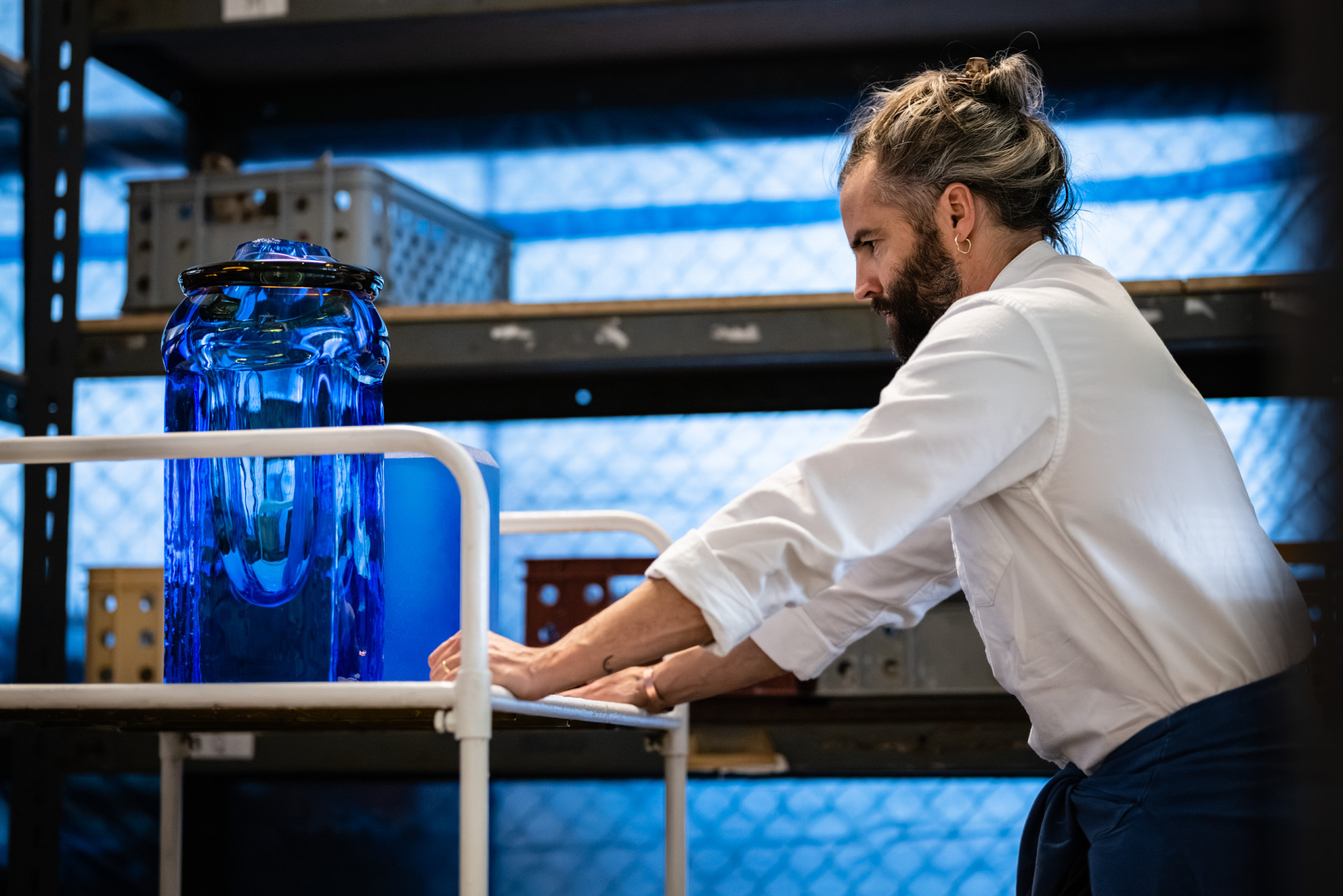 Česká sklárna Moser představuje první dílo uměleckého ředitele Jana Plecháče - vázu Abyss