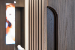 Detail dveří piercingového studia