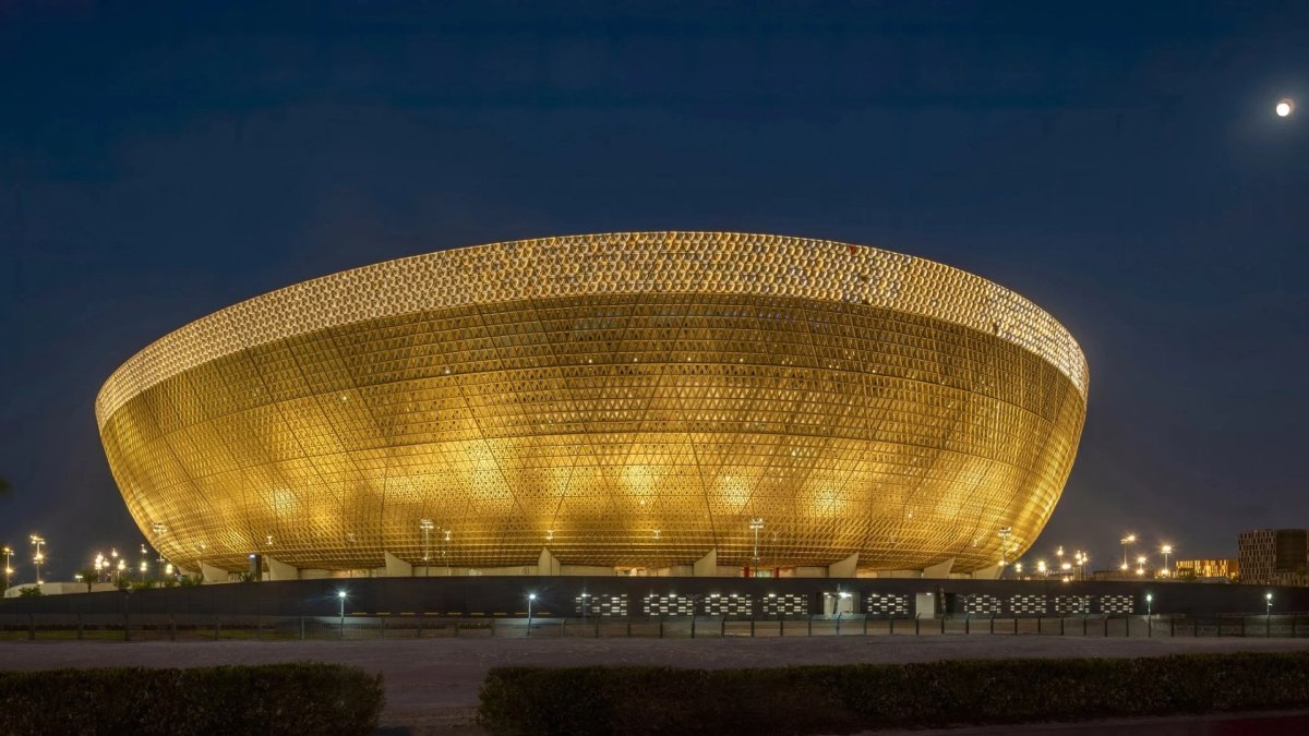 Ten největší stadion katarského mistrovství vypracovala slavná britská kancelář Foster + Partners, která na projektu spolupracovala s inženýry ze studia Arup a odborníky na sportovní stavby z čínské architektonické kanceláře Populous (mimo jiné autory mnoha staveb letošních zimních olympijských her v Pekingu).