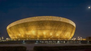 Ten největší stadion katarského mistrovství vypracovala slavná britská kancelář Foster + Partners, která na projektu spolupracovala s inženýry ze studia Arup a odborníky na sportovní stavby z čínské architektonické kanceláře Populous (mimo jiné autory mnoha staveb letošních zimních olympijských her v Pekingu).