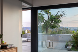 Ateliér LIPROJEKT s.r.o. zrealizoval rodinný dům obklopený zelení a výhledem do údolí.