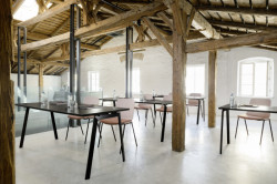 Progresivní skládací mechanismus stolu přináší nejen zvýšenou stabilitu, ale také zajistí dostatečný prostor pro nohy bez nutnosti dalších podpěr.