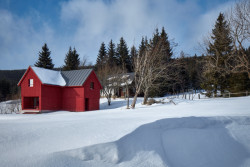 Současnost stavby prozrazuje také velikost oken v přízemí. (Chata Bučina v Malé Úpě, studio ADR)