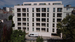 Novostavba bytového domu Zelený dvor citlivě doplňuje historickou strukturu Starého Mesta a přináší moderní městské bydlení ve vnitrobloku.