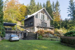 Studio 3K Architects zrekonstruovalo chatu v odlehlých lesích na Benešovsku