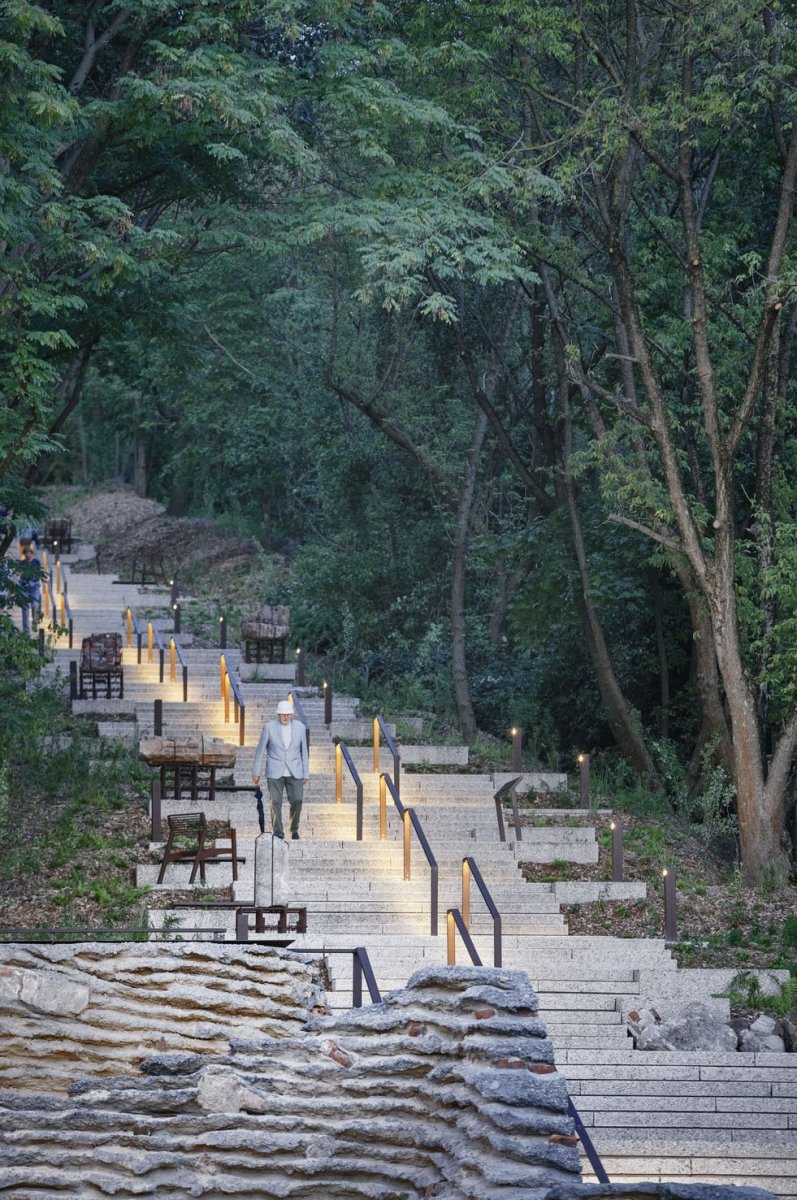 Ateliéry archigrest a topoScape proměnily skládku ve Varšavě na park.