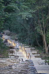 Ateliéry archigrest a topoScape proměnily skládku ve Varšavě na park.