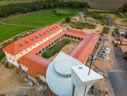 Řád bosých karmelitek proměňuje zemědělský statek v Drastech na své nové sídlo.
