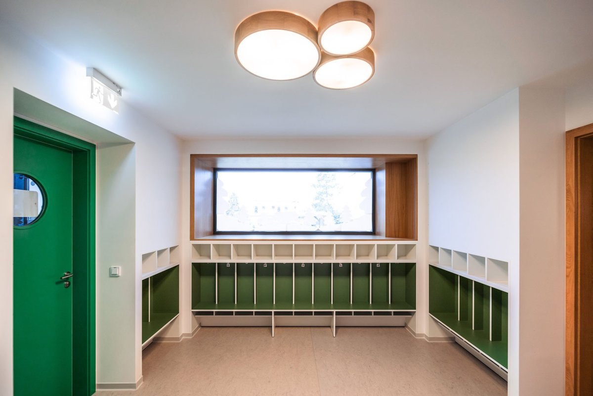 Šatna (Mateřská škola ve Vědomicích, Architip)