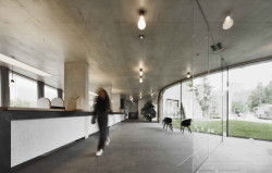 Přízemí s přepážkami pro potřeby turistického informačního centra je díky prosklení transparentní a přehledné. Ve vyšších patrech jsou kanceláře.