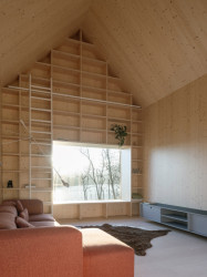Knihovna až do krovu (Víkendový dům nad přehradou, NOIZ architekti)