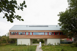 Rodinný dům vypadá poměrně tradičně. Sedlová střecha a horizontální dřevěný obklad ladí s okolní zástavbou a krajinou Řevnic. (Rodinný dům v Řevnicích, 0,5 studio)