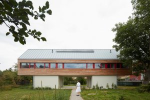 Rodinný dům vypadá poměrně tradičně. Sedlová střecha a horizontální dřevěný obklad ladí s okolní zástavbou a krajinou Řevnic. (Rodinný dům v Řevnicích, 0,5 studio)