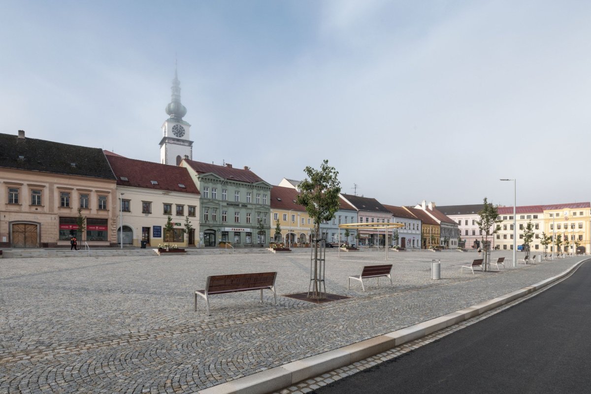 Rekonstrukce náměstí v Třebíči, Atelier RAW: Pravidelný rastr laviček a stromů