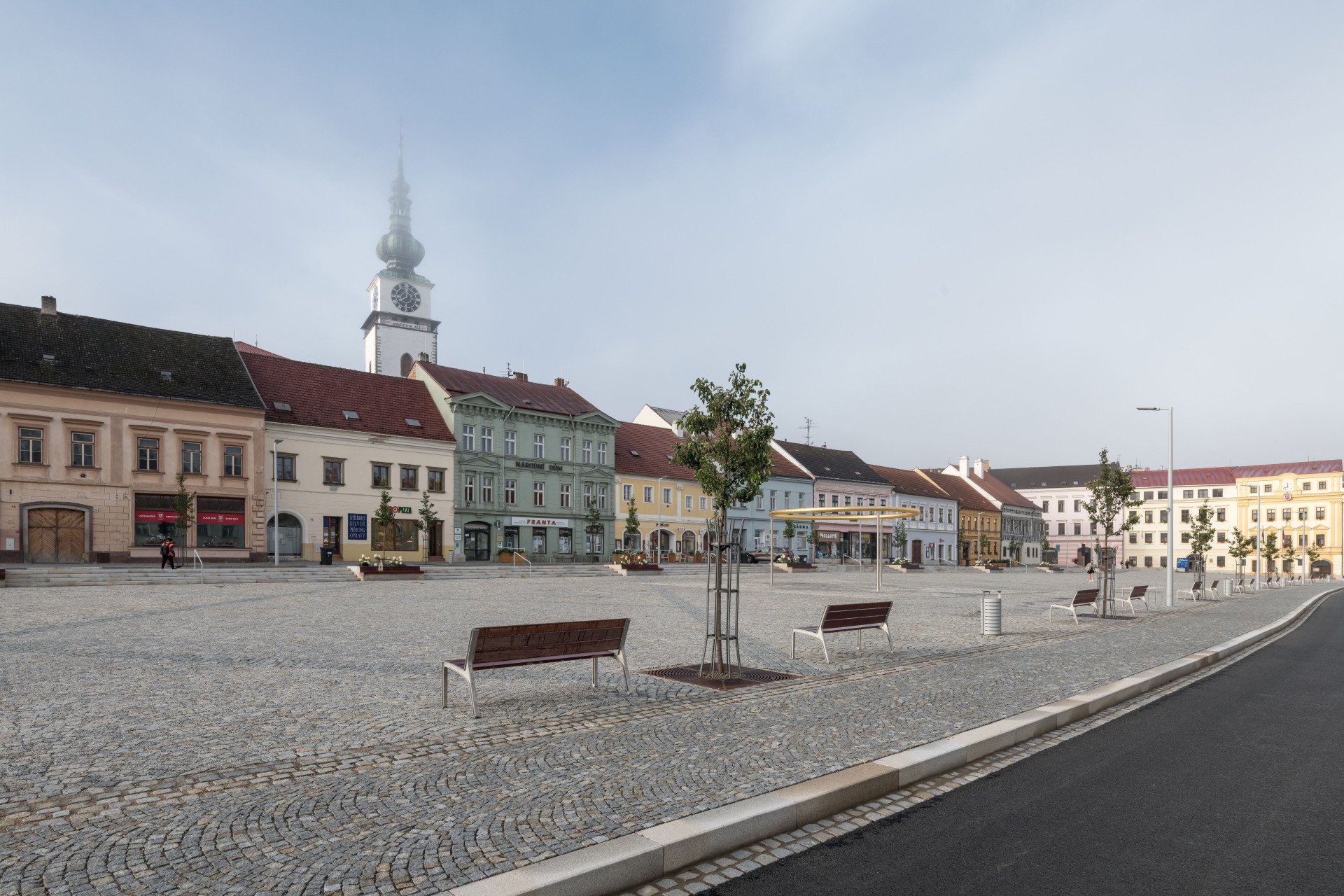 Rekonstrukce náměstí v Třebíči, Atelier RAW: Pravidelný rastr laviček a stromů