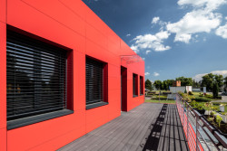 Modulární fasádu z alucobondových kazet KOMA realizovala i na administrativní budově společnosti V-Podlahy v Pardubicích.