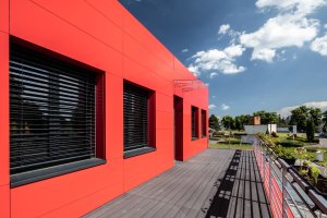 Modulární fasádu z alucobondových kazet KOMA realizovala i na administrativní budově společnosti V-Podlahy v Pardubicích.