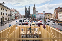 V Hradci Králové si připomínají 800 let od první zmínky o městě. Při té příležitosti vznikla kolem studny na náměstí dřevěná umělecká instalace.