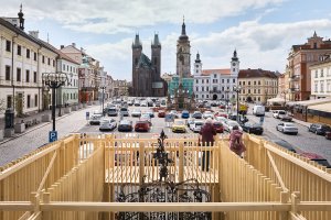 V Hradci Králové si připomínají 800 let od první zmínky o městě. Při té příležitosti vznikla kolem studny na náměstí dřevěná umělecká instalace.