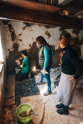 Pod vedením zkušených řemeslníků si mohou návštěvníci vyzkoušet tradiční techniky a materiály.