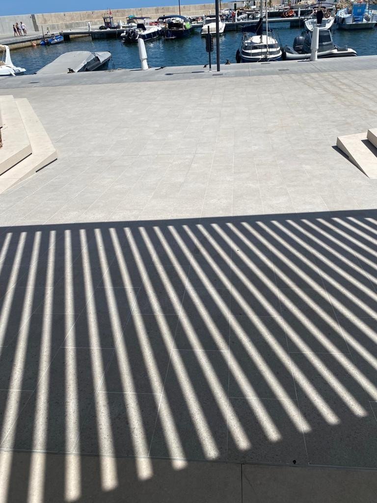 Zrekonstruovaná hlavní budova klubu Club Nàutic Port d'Aro v Platja d'Aro se nachází přímo na promenádě v Port d'Aro. Značka RAKO dodala dlaždice Piazetta Outdoor v šedé a béžové barvě pro kvalitní provedení venkovního prostoru
