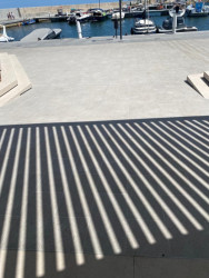 Zrekonstruovaná hlavní budova klubu Club Nàutic Port d'Aro v Platja d'Aro se nachází přímo na promenádě v Port d'Aro. Značka RAKO dodala dlaždice Piazetta Outdoor v šedé a béžové barvě pro kvalitní provedení venkovního prostoru