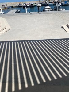 Zrekonstruovaná hlavní budova klubu Club Nàutic Port d'Aro v Platja d'Aro se nachází přímo na promenádě v Port d'Aro. Značka RAKO dodala dlaždice Piazetta Outdoor v šedé a béžové barvě pro kvalitní provedení venkovního prostoru