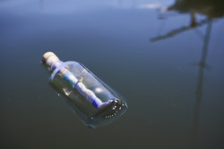 Flydende tanker fra en venteposition, Kristian Blomstrøm Johansson