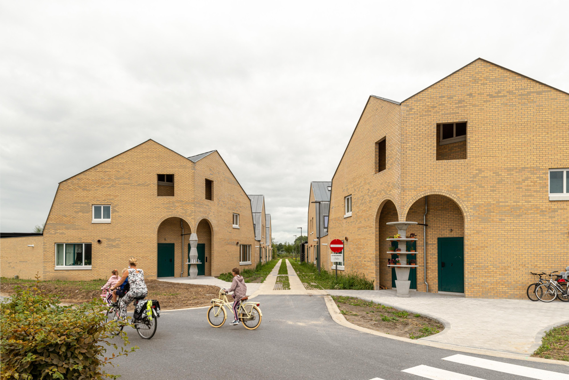 Schaerdeke Lo-Reninge, Architectenbureau Bart Dehaene - Nárožní dominanta s obloukovým portikem, která v sobě sdružuje dvojici vchodových dveří