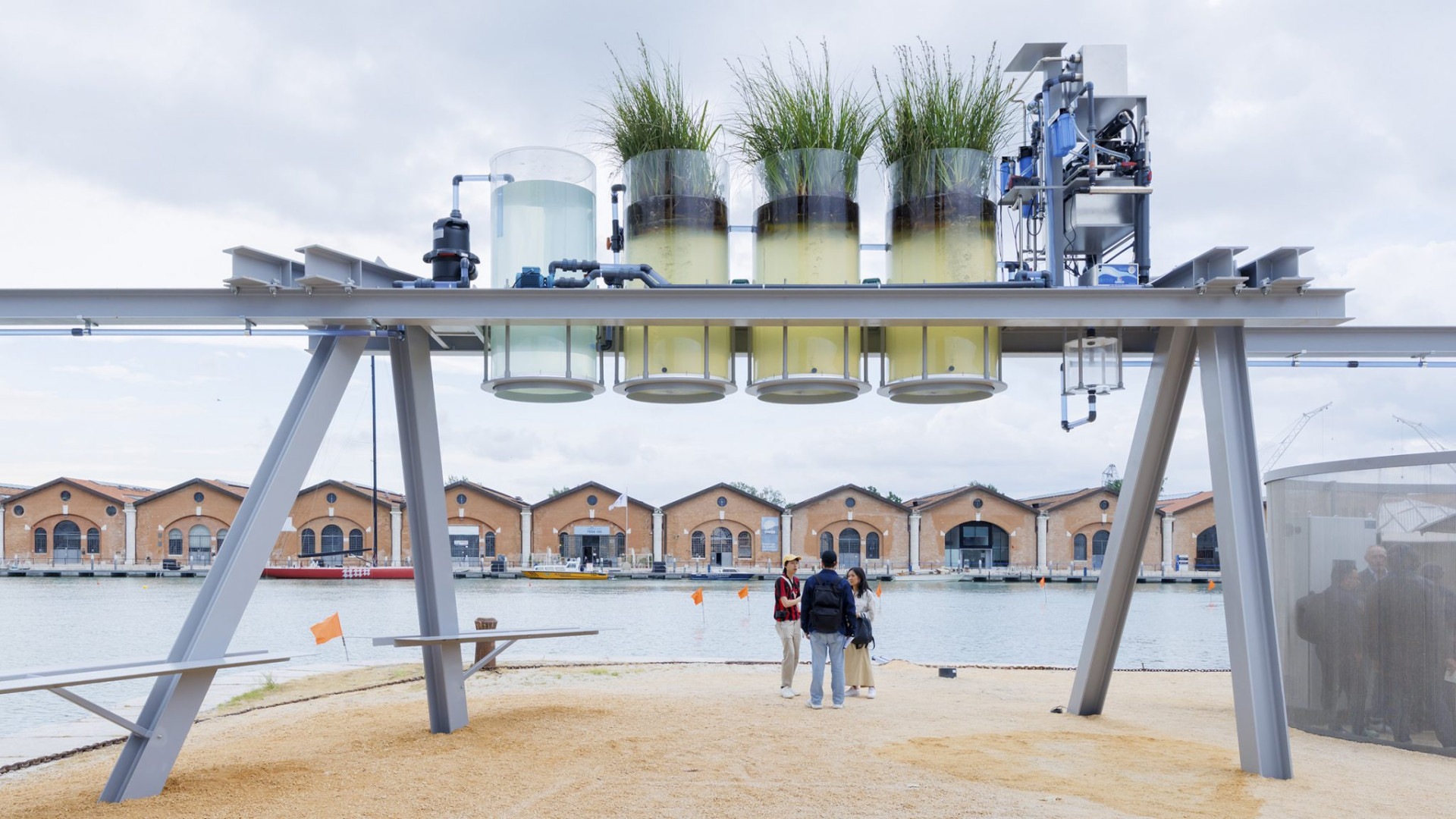 Tady se čistí voda z kanálu a vaří se z ní káva. Projekt ateliéru Diller Scofidio + Renfro získal Zlatého lva za nejlepší pavilon.