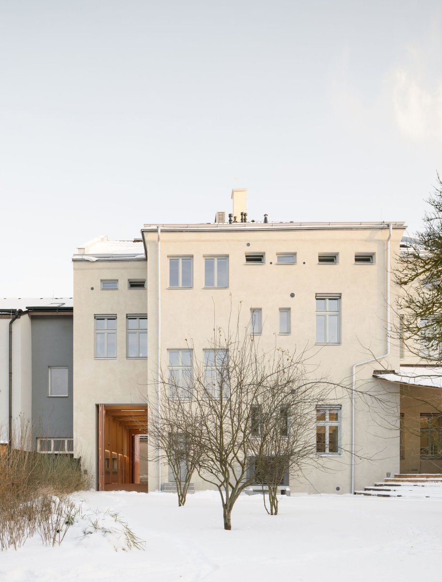 Průchodem se dá projít až do zahrady. (Knihovna v Červeném Kostelci; Papundekl architekti)