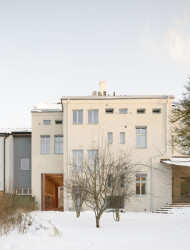 Průchodem se dá projít až do zahrady. (Knihovna v Červeném Kostelci; Papundekl architekti)