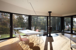 Prodesi/Domesi - Dřevostavba u Benešova: Obývací prostor v dolní části domu působí jako vyhlídka do krajiny