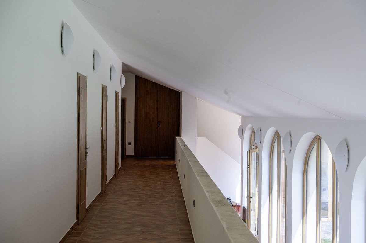 Klášter bosých karmelitek v Drastech. Architekturu navrhl ateliér AV19.