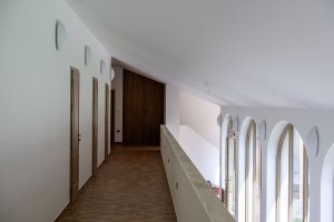 Klášter bosých karmelitek v Drastech. Architekturu navrhl ateliér AV19.