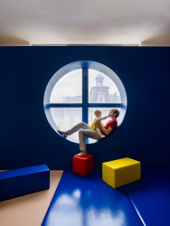 Nezapomnělo se ani na děti, ty si tu můžou hrát v malé molitanové herně. (ATLAS, No Architects)