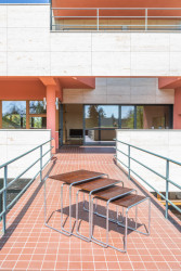 Od 8. 6. do 31. 8. 2023 bude Volmanova vila v Čelákovicích hostit výstavu českého designéry Jindřicha Halabaly