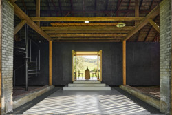 Průhled skrz posuvné okno (Krabice ve stodole; Facha architekti)