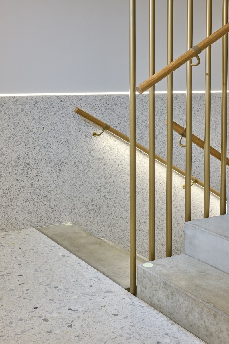 Detail schodiště (Rezidence U Milosrdných na Starém Městě od Fránek Architects)