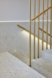 Detail schodiště (Rezidence U Milosrdných na Starém Městě od Fránek Architects)