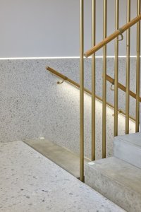 Detail schodiště (Rezidence U Milosrdných na Starém Městě od Fránek Architects)