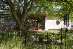 "Mříže proti zlodějíčkům" stále na svém místě. (Dům Na větru, A1 architects)