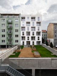 Bytový dům s dostupnými nájemními byty Bratislavská 51 v Brně, CL3: Parkování je umístěno na dvoře, nad ním je pobytová plocha.