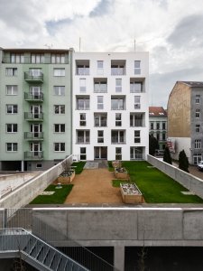 Bytový dům s dostupnými nájemními byty Bratislavská 51 v Brně, CL3: Parkování je umístěno na dvoře, nad ním je pobytová plocha.